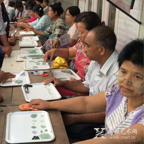 英媒记者揭秘缅甸翡翠交易阴暗面        