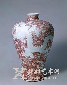   清雍正釉里红海水龙纹瓶