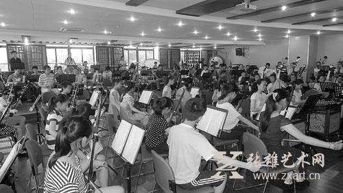     图为学生们在暑期音乐培训班上