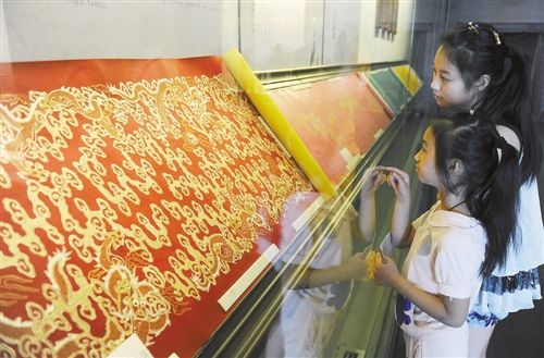 清朝皇室专用纸、绢在三峡博物馆展出。