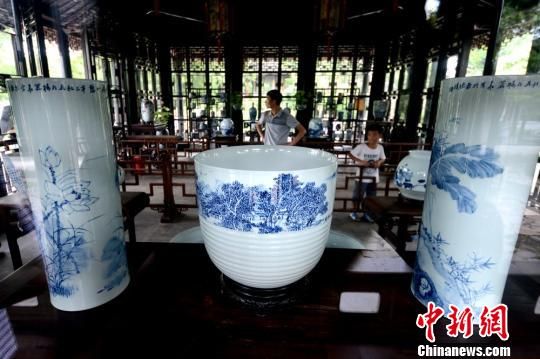 图为游客被展出的陶瓷艺术作品所吸引