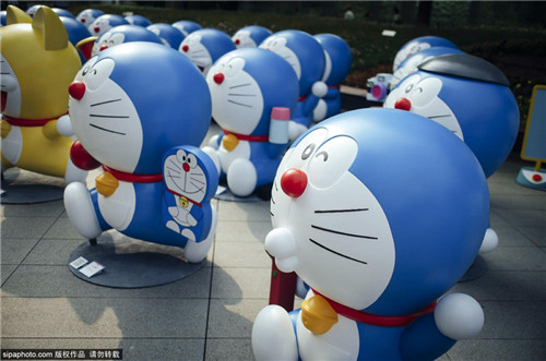 当地时间2014年7月17日,日本东京,大波哆啦a梦出现在森大厦前的空地