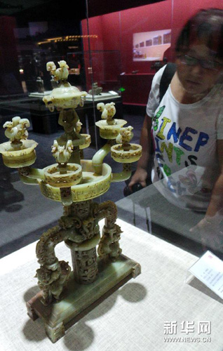 参观者在大连市天工艺术品收藏馆内观赏古代玉器制品