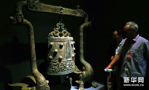 参观者在大连市天工艺术品收藏馆内观赏古代青铜器制品