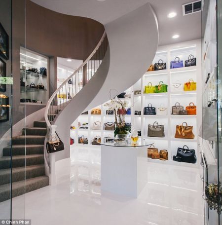 前德州小姐展示奢侈品收藏