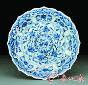 明永乐青花石榴花纹菱口盘