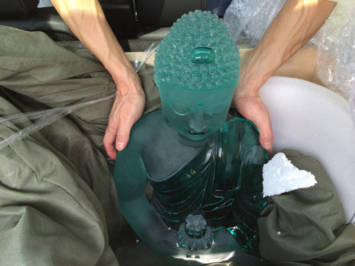 路虎越野车高速被追尾碰撞   一尊值约2亿冰翠佛雕险遭破坏