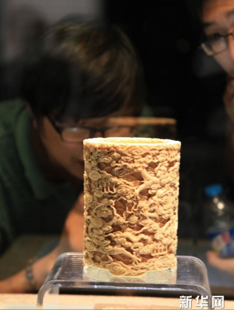 观众在观赏扬州博物馆馆藏的清代文物