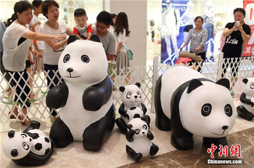 百只萌态百出的“大熊猫”巡展亮相南京