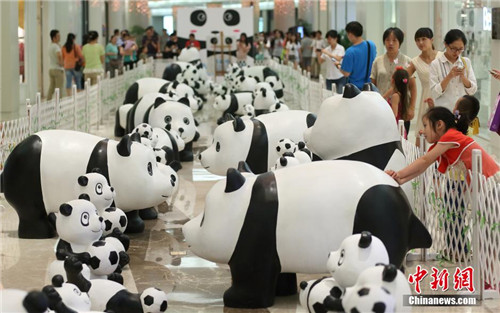 百只萌态百出的“大熊猫”巡展亮相南京