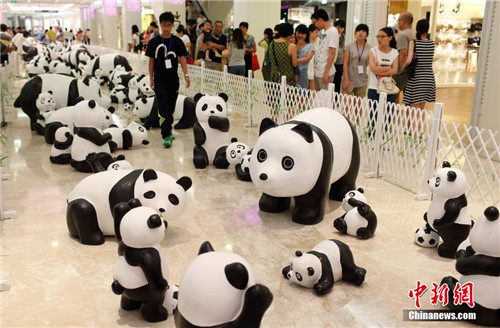 百只萌态百出的“大熊猫”巡展亮相南京