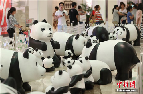 百只萌态百出的“大熊猫”巡展亮相南京