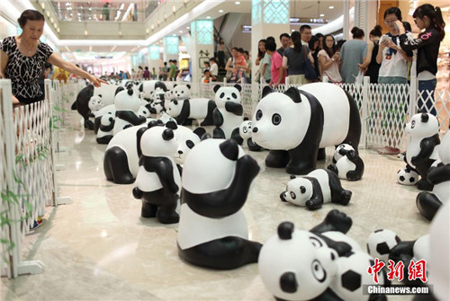 百只萌态百出的“大熊猫”巡展亮相南京
