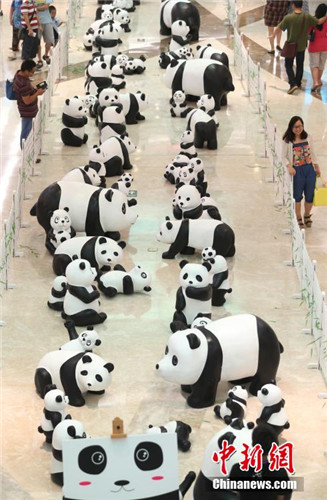 百只萌态百出的“大熊猫”巡展亮相南京