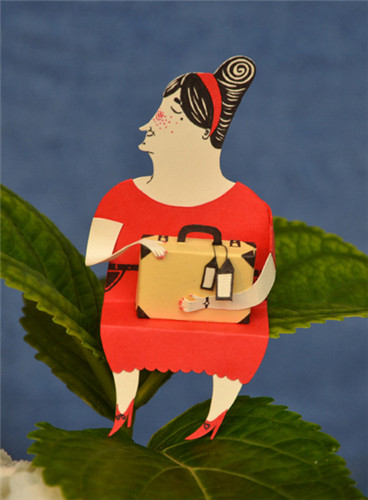 瑞典插画家纸雕作品：跃然于桌缘的小纸人
