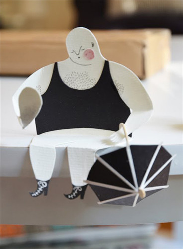 瑞典插画家纸雕作品：跃然于桌缘的小纸人
