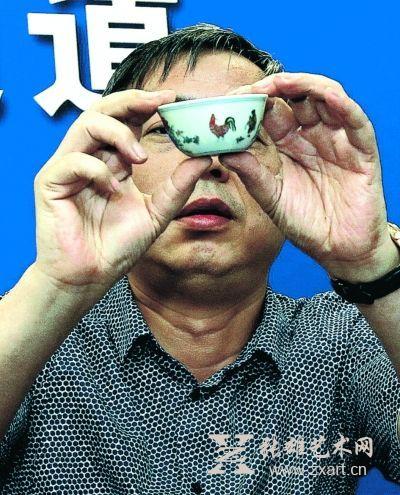 7月19日，收藏家刘益谦正在展示明代“斗彩鸡缸杯”。当日，刘益谦携2.8亿港元拍得的明成化“斗彩鸡缸杯”从香港返回上海，并随即将之入库上海西岸艺术品保税仓库，此举标志着最重要中国瓷器之一回归中国