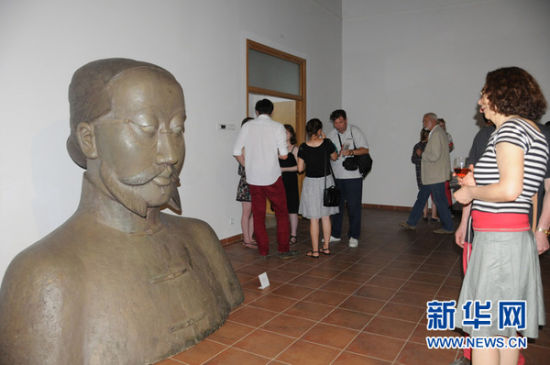 对话兵马俑雕塑展开幕 庆祝中罗建交65周年