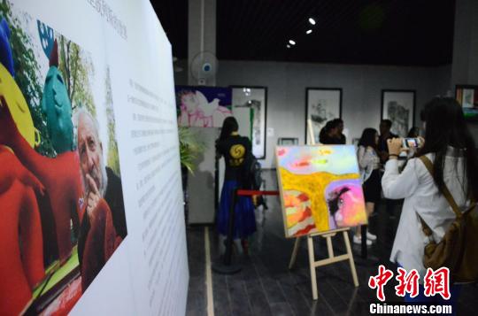 图为展出的胡安·里波列斯绘画艺术作品，受不少观众追捧。