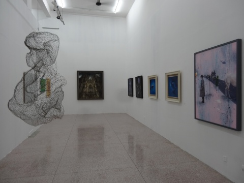 此次参展作品主要以油画为主，并展出一部分小型装置作品