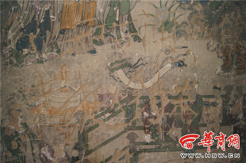 在万佛洞中， 壁画遭人涂鸦