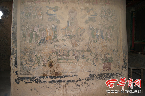 在万佛洞中， 壁画遭人涂鸦