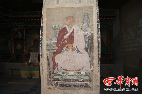 在万佛洞中， 壁画遭人涂鸦