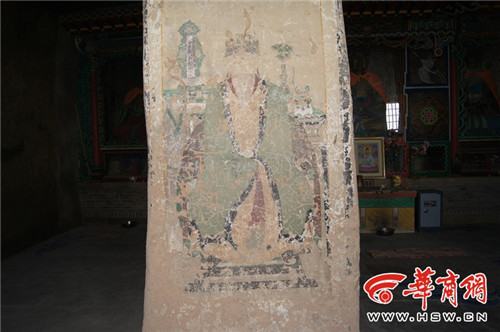在万佛洞中， 壁画遭人涂鸦
