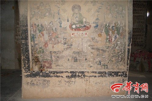 在万佛洞中， 壁画遭人涂鸦