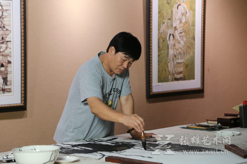 王中一在张雄书画院现场作画