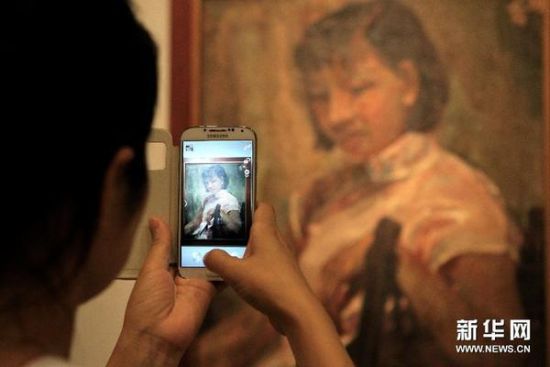 　8月5日，参观者在“含泪画下去——司徒乔艺术世界的爱与恨”展览上拍照    　　