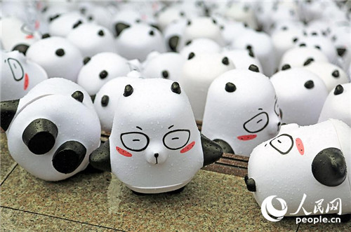 1000只Q版熊猫亮相上海环球金融中心