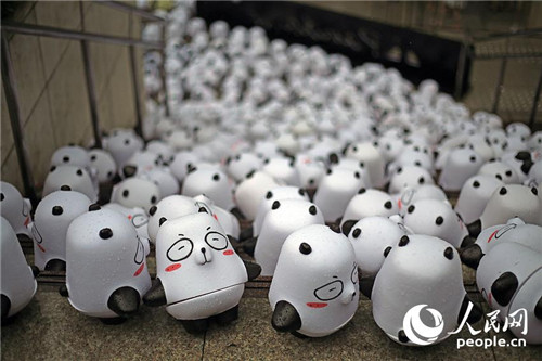 1000只Q版熊猫“攻占”环球金融中心。