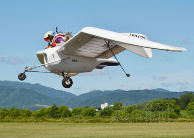 日本艺术家驾《风之谷》真实版滑翔翼“海鸥”试飞
