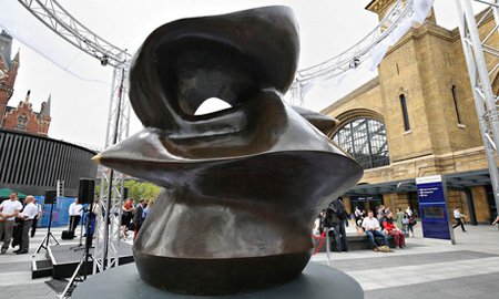 英雕塑大师亨利·摩尔“大纺锤”雕塑亮相国王十字车站