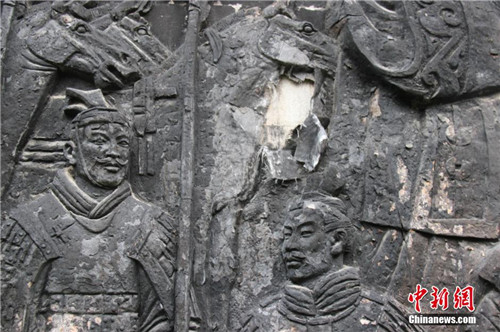 西安《盛世长安》文化墙被污损  浮雕上的秦始皇变“黑人”