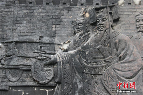 西安《盛世长安》文化墙被污损  浮雕上的秦始皇变“黑人”