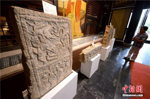 市民被展出的汉画像石艺术作品所吸引