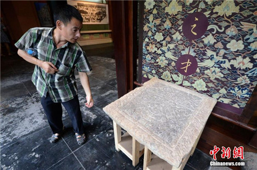 市民被展出的汉画像石艺术作品所吸引