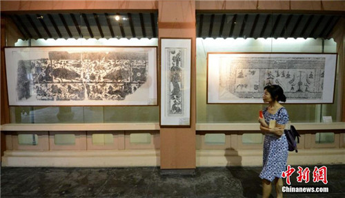 市民被展出的汉画像石艺术作品所吸引