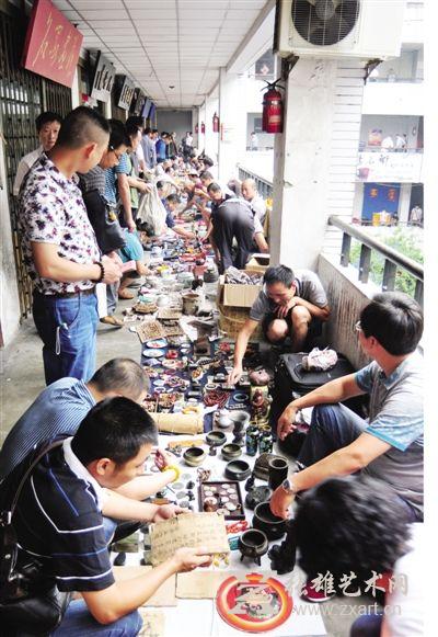   每周六合肥城隍庙古玩市场汇集全国各地来的古玩爱好者