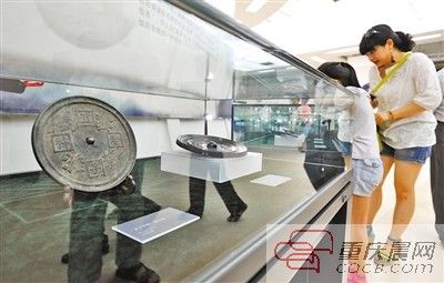 昨日，市民正在参观展出的铜镜。