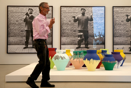摔碎艾未未在佩雷斯艺术博物馆展出汉代瓶子艺术家认罪