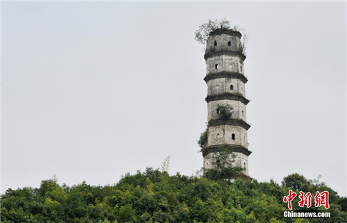 江西“半边神塔”历经500年不倒