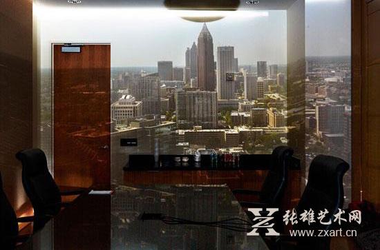    　　Abelardo Morell，《针孔照相机—从会议室南面眺望亚特兰大市中心》，2013年