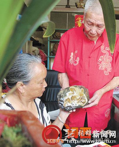     老伴是石头的第一观众。   