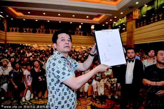  8月14日，毕福剑出席某书画院活动，现场作画写字拍卖，所绘画作被某书画爱好者以8万元订走。