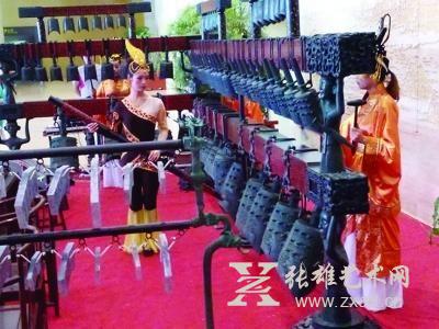 　　编钟乐团在表演编钟乐《东方红》。
