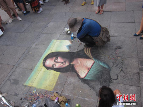 哈尔滨街头一男子用粉笔绘制蒙娜丽莎画像惊呆旁人