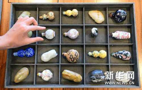 这是佳士得香港有限公司展示的即将拍卖的各类型精致鼻烟壶（8月26日摄）。新华网图片 秦晴 摄